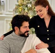 Burak Ozcivit și soția lui, Fahriye Evcen au dezvăluit prenumele bebelușului lor care va veni pe lume luna aceasta! Iată ce mesaj de suflet au transmis cei doi soți tuturor fanilor de Anul Nou!